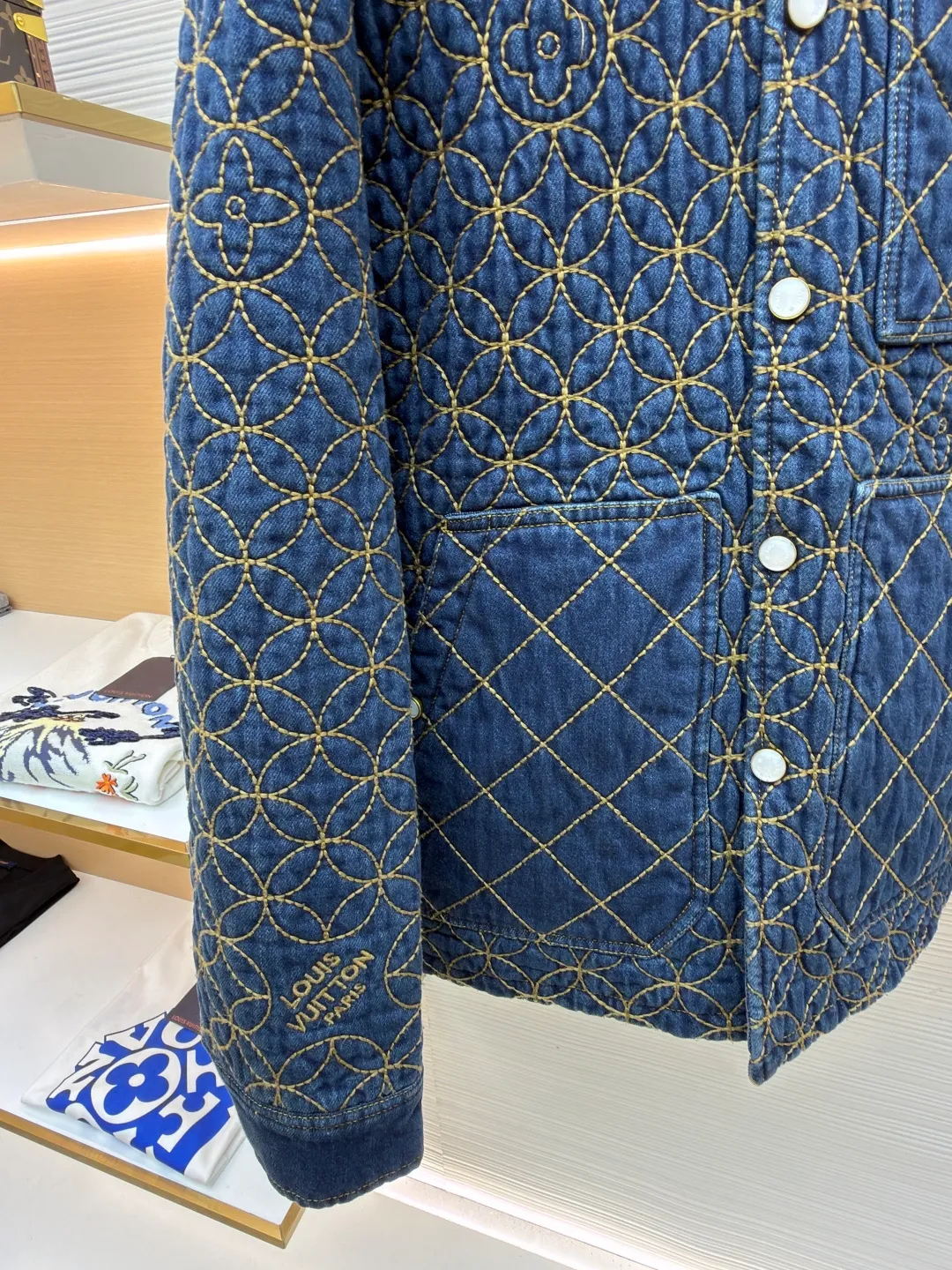 LOUIS VUITTON coin embroidered lapel denim cotton jacket ●Original version: purchased and developed by 22589 ●Item number: 1682368-D45 ●Fabric: cotton fabric ●Technology: embroidery production ●Color: blue ●Version: fitted version ●Weight: about 1725 grams ●Size: 44-46-48-50 ●Description: Based on denim fabric, this product breaks through the rough frame of traditional work jackets and achieves functional upgrades through built-in quilting and full-width quilting processes. The outer layer is made of high-quality denim, which is washed to give it a retro texture and soft touch; it is filled with polyester fiber filler, which is light, fluffy and has good warmth retention. It retains the texture of denim while maintaining softness, and is combined with the quilted cotton layer to balance warmth and stiffness. The core technology lies in full-width quilting: precise stitching is used to fix the filling and fabric to form a concave and convex three-dimensional pattern. The quilting stitching not only fixes the filling to avoid shifting, but also cleverly outlines the Dandy Monogram pattern, and gives the jacket a unique texture level. The logo is transformed into a three-dimensional texture to achieve the unity of functionality and decoration. The overall wiring is straight and delicate, the fabric is comfortable and soft, and the color is consistent without color difference. It can be matched with the same style to create a fashionable look and control various occasions. Customized accessories, complete with three standards, same style for men and women!